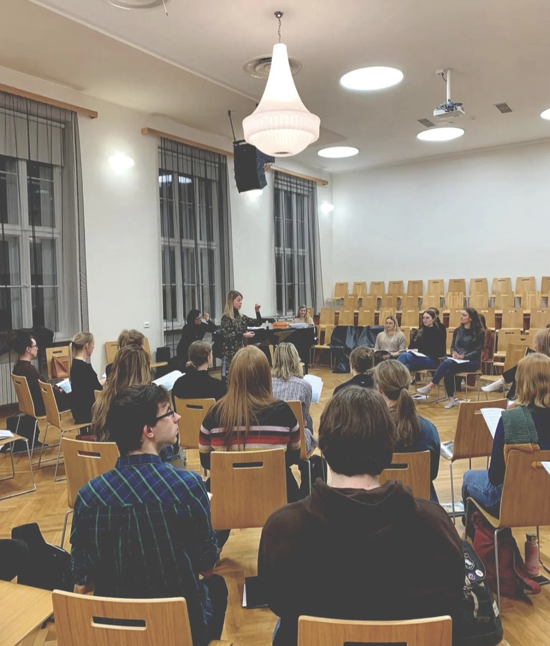 17. märtsil toimus Tartu Karlova Kooli Lina tn aulas professor Hirvo Surva meistrikursus, kus Heino Elleri Muusikakooli dirigeerimise osakonna noored koorijuhid